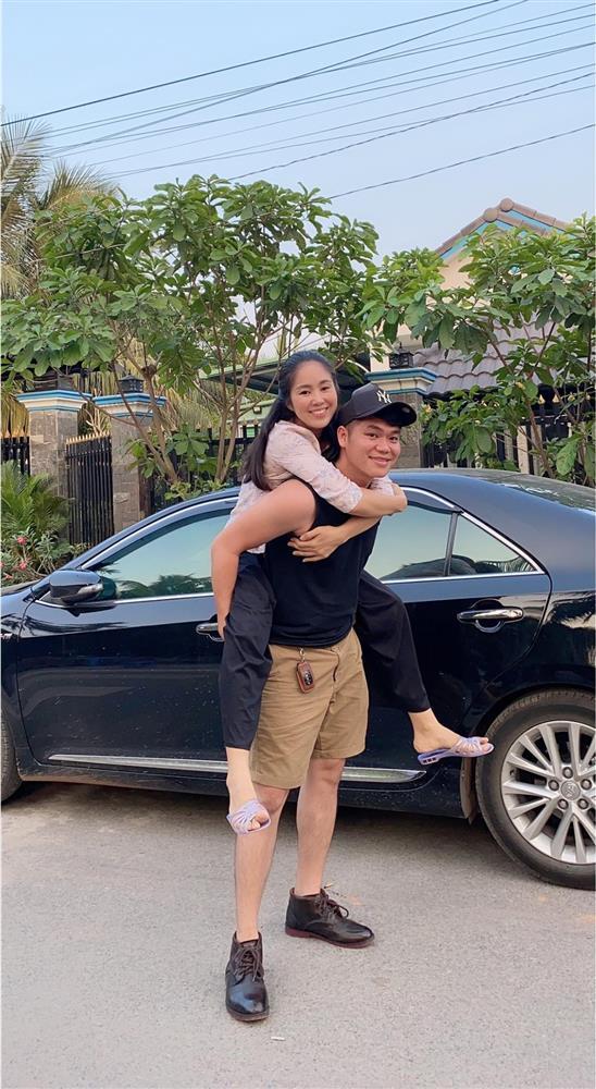 Lê Phương cực tình bên chồng trẻ, đôi dép chiếm spotlight-1