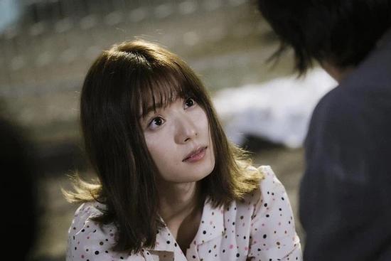 Mua tặng mẹ chồng chiếc áo, bà vừa mặc thử lên người đã buông một lời khiến tôi nghẹn đắng