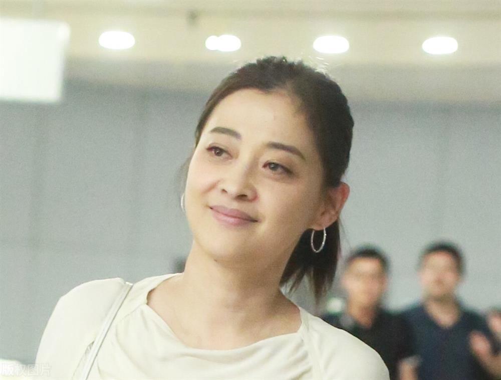 Đạo diễn vứt bỏ mối tình 6 năm với Mai Đình, khiến Lý Tiểu Nhiễm 2 lần phá thai-1