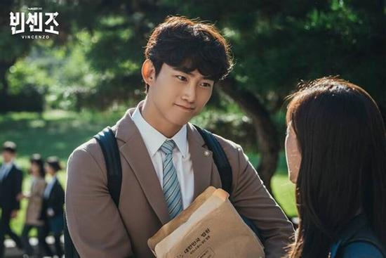 Ok Taecyeon tiết lộ về mái tóc xoăn của Jang Joon Woo trong 'Vincenzo'