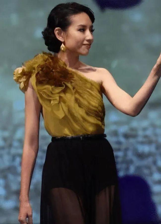 Cùng tuổi nhưng ngọc nữ Đổng Khiết bị chê kém sắc hơn hẳn một mỹ nhân-2