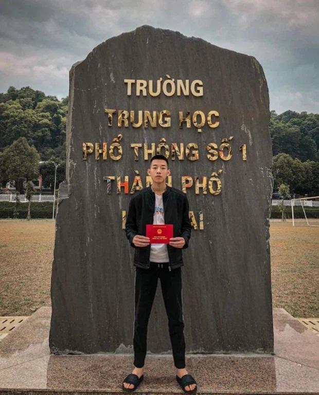 Nam sinh ngủ quên cảnh sát phá cửa gọi dậy đi thi gây bão 1 năm trước giờ ra sao?-2