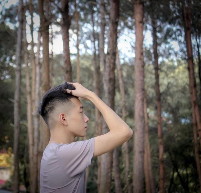 Nam sinh ngủ quên cảnh sát phá cửa gọi dậy đi thi gây bão 1 năm trước giờ ra sao?-4