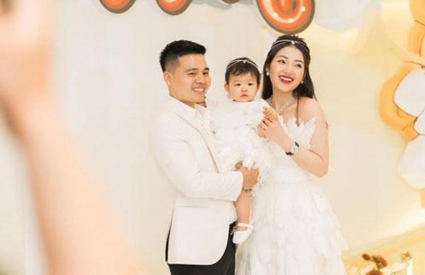 Con gái cô dâu 200 lượng được tặng nhiều vàng miếng trong lễ thôi nôi-2