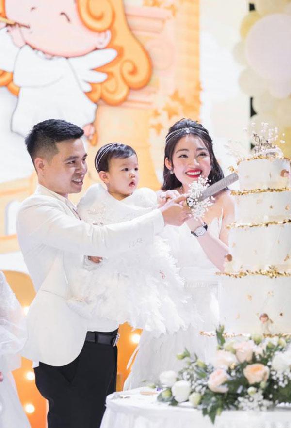 Con gái cô dâu 200 lượng được tặng nhiều vàng miếng trong lễ thôi nôi-6