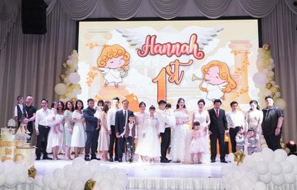 Con gái cô dâu 200 lượng được tặng nhiều vàng miếng trong lễ thôi nôi-1