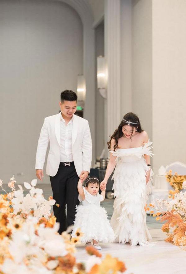 Con gái cô dâu 200 lượng được tặng nhiều vàng miếng trong lễ thôi nôi-3