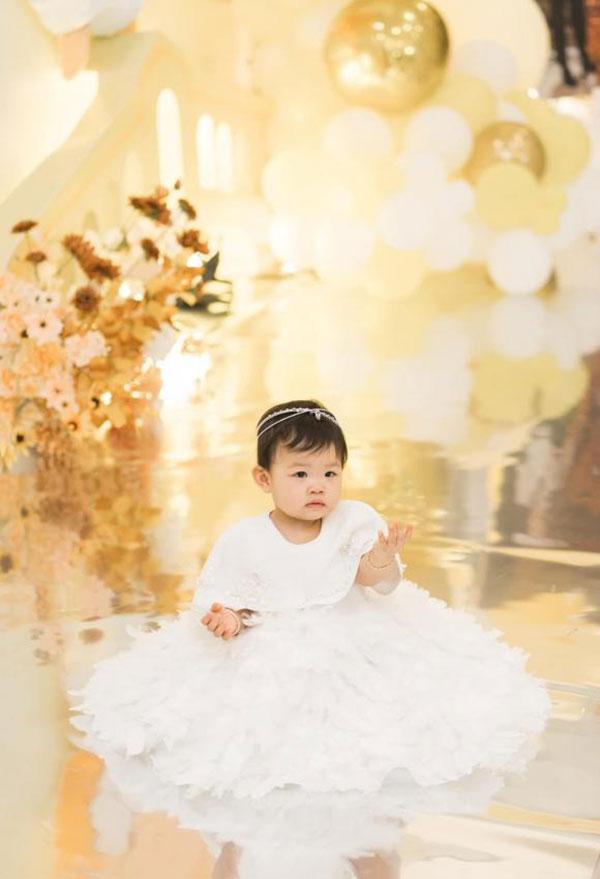 Con gái cô dâu 200 lượng được tặng nhiều vàng miếng trong lễ thôi nôi-5