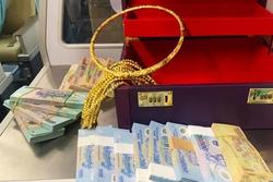 Hành khách quên vali chứa 12 cọc tiền, nhiều vòng vàng từ TP HCM về Vinh