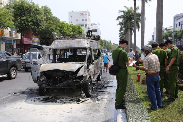 Clip: Xe chuyên chở quan tài bốc cháy dữ dội giữa Đà Nẵng-4