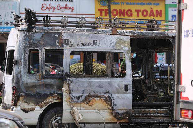 Clip: Xe chuyên chở quan tài bốc cháy dữ dội giữa Đà Nẵng-3