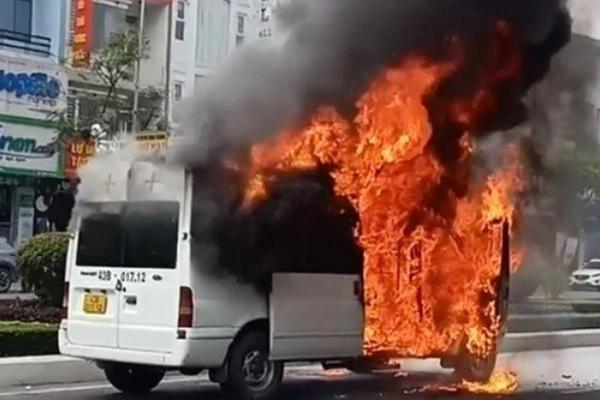 Vừa đi xe đạp điện vừa mải tám chuyện, 2 cô gái hôn gấp ô tô-1