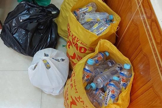 9 học sinh đau bụng, buồn nôn sau khi uống nước miễn phí từ người lạ