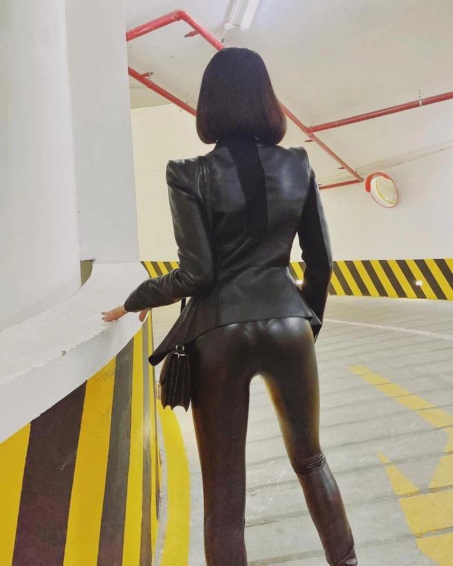 Lệ Quyên đam mê bất diệt với quần legging, mặc 24/7 bất kể nắng mưa-13