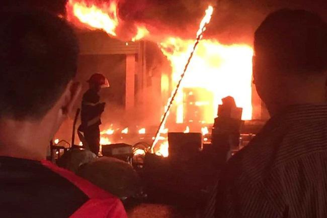 Tủi thân vì nghĩ không được quan tâm, cụ ông 70 tuổi tưới xăng đốt 3 căn nhà-1