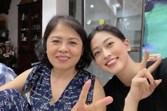Bất ngờ nhan sắc mẹ Á hậu Phương Nga