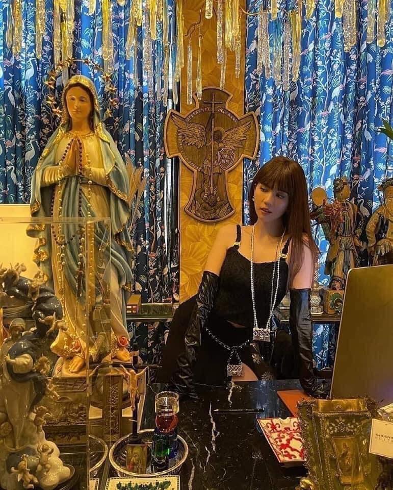 Loạt sao Việt bị chỉ trích vì tạo dáng phản cảm chốn linh thiêng-4