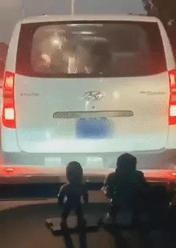 Xúc động: Nhân viên y tế cố gắng cấp cứu cho bệnh nhân trên xe cứu thương khi tắc đường-1