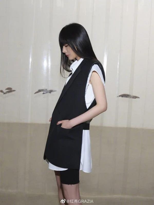 Dương Mịch xuất hiện với ngoại hình khác lạ, đôi chân khẳng khiu tong teo-4