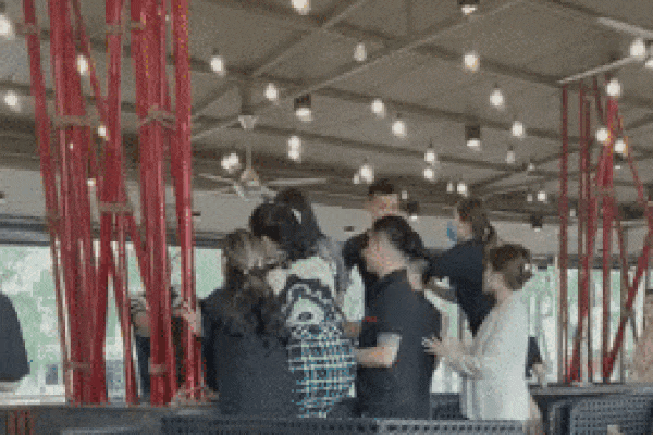 Vợ cùng hội chị em đi đánh ghen, ai ngờ bị bạn bè 'tiểu tam' đập te tua