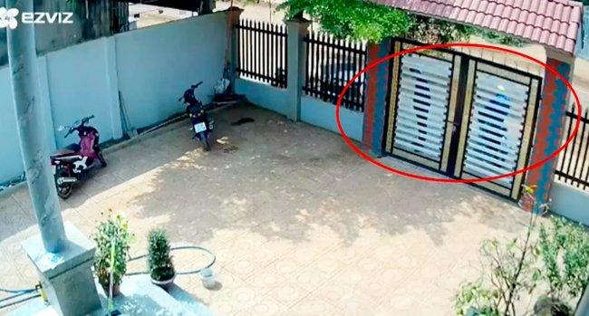Clip: 2 tên phá cổng sắt vào trộm xe máy, bị chủ nhà phát hiện lao vào tấn công kinh hoàng-1