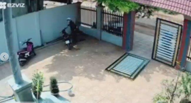 Clip: 2 tên phá cổng sắt vào trộm xe máy, bị chủ nhà phát hiện lao vào tấn công kinh hoàng-3