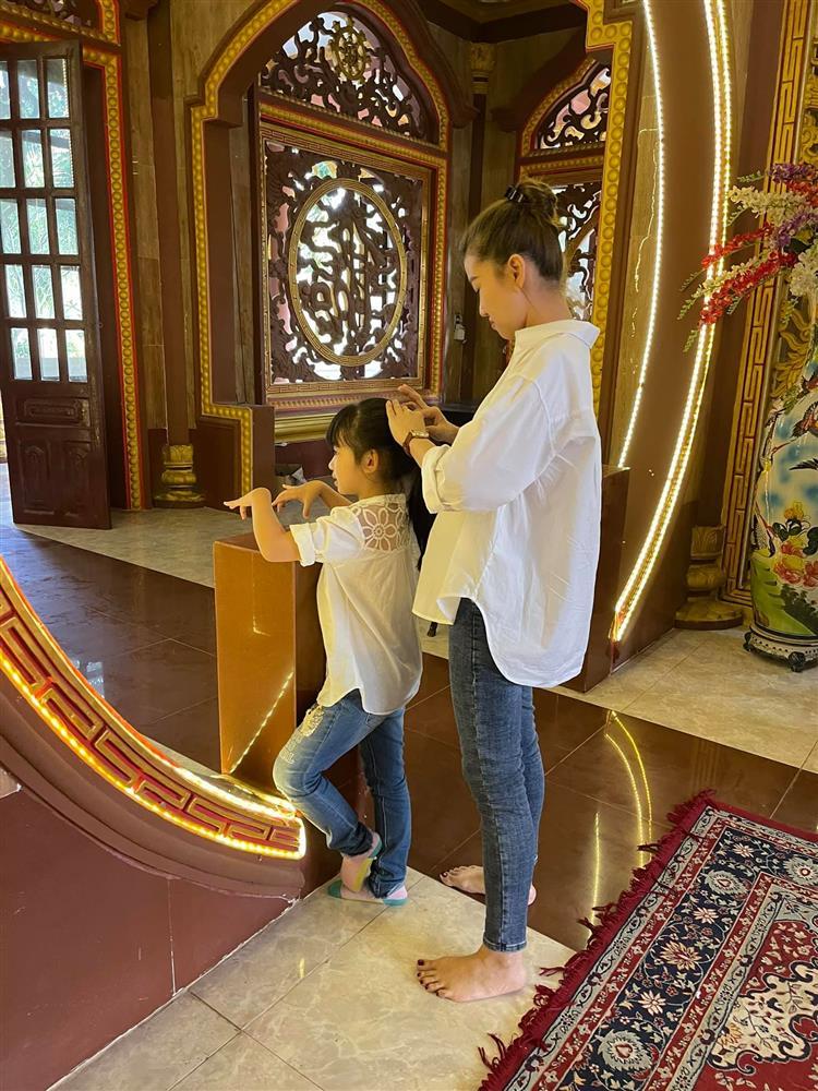 Con gái Mai Phương đi thăm mẹ ngày giỗ đầu-3