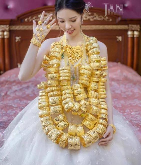 Đám cưới cô dâu đeo trăm cây vàng nặng trĩu, bước đi cũng khó-1