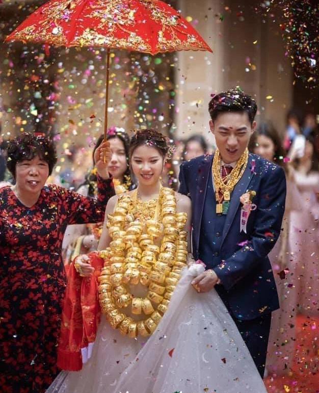 Đám cưới cô dâu đeo trăm cây vàng nặng trĩu, bước đi cũng khó-3