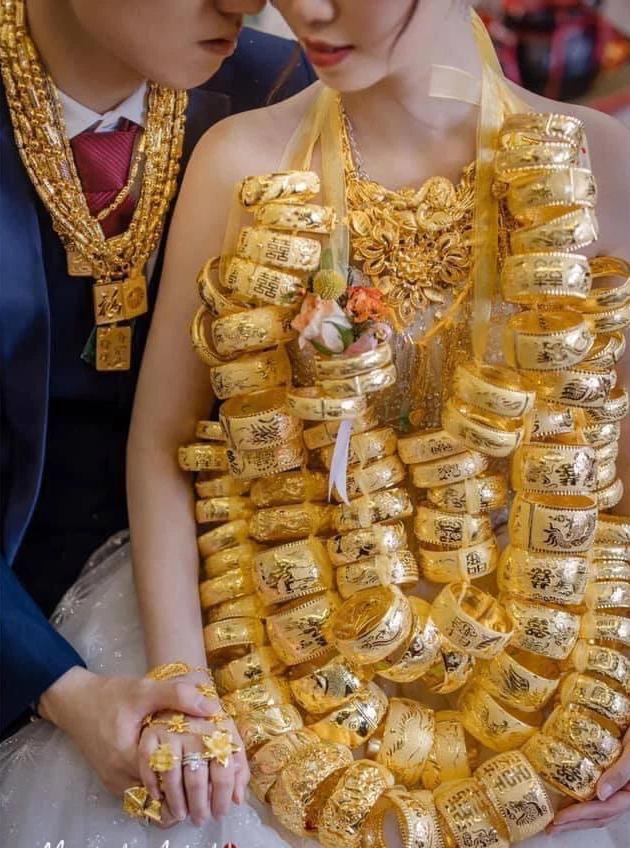 Đám cưới cô dâu đeo trăm cây vàng nặng trĩu, bước đi cũng khó-4