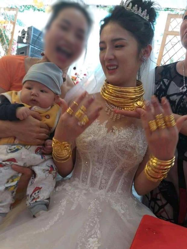 Đám cưới cô dâu đeo trăm cây vàng nặng trĩu, bước đi cũng khó-7