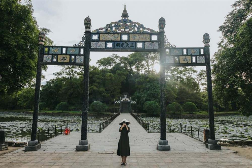 Xứ Huế đẹp ngút trời qua bom tấn Gái Già Lắm Chiêu V-17