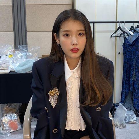 Loạt style nữ sinh giúp IU trẻ ra đến 10 tuổi-6