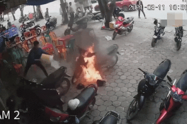 Xe máy bốc cháy, thanh niên lấy nước dập lửa ai ngờ cháy to hơn
