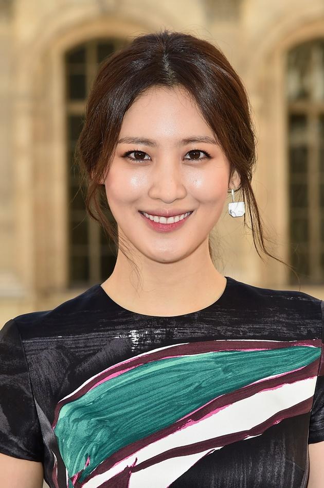 Nữ diễn viên Claudia Kim thông báo ký hợp đồng với YG Entertainment. Năm 2015, Claudia Kim đóng vai chính trong bom tấn Hollywood “Avengers: Age of Ultron” với vai bác sĩ Helen Cho. Cô tiếp tục nổi tiếng toàn cầu sau khi tham gia các bộ phim “Equals”, “The Dark Tower” và “Fantastic Beasts: The Crimes of Grindelwald”.