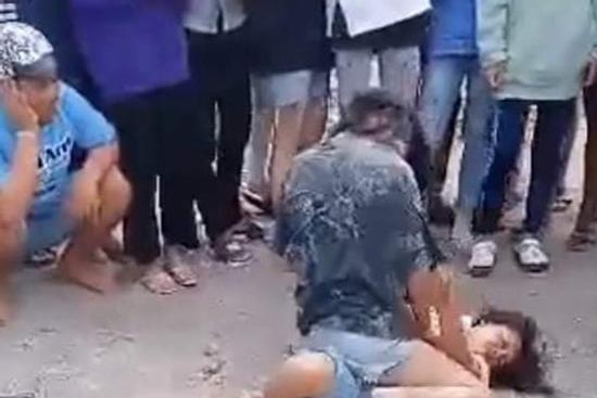 Hai nữ sinh đánh nhau vì cùng có tình cảm với nam sinh lớp 8