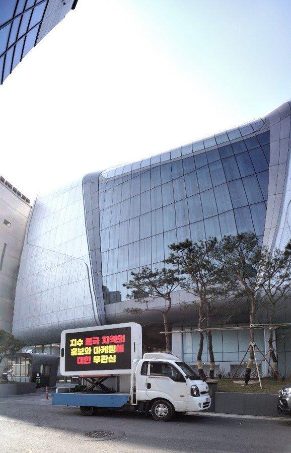Nói là làm, fan Jisoo gửi luôn 6 xe tải tới trụ sở YG đòi công lý-4