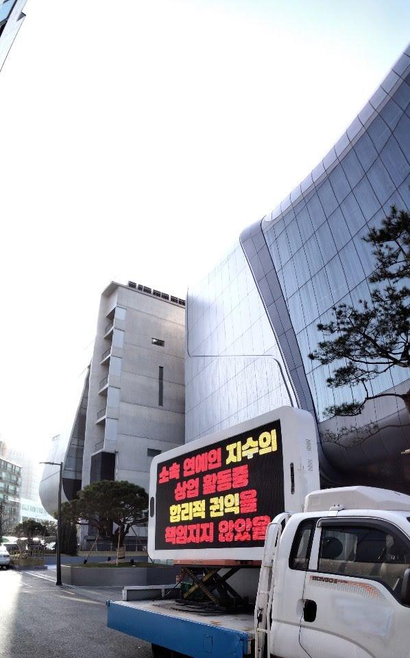 Nói là làm, fan Jisoo gửi luôn 6 xe tải tới trụ sở YG đòi công lý-2