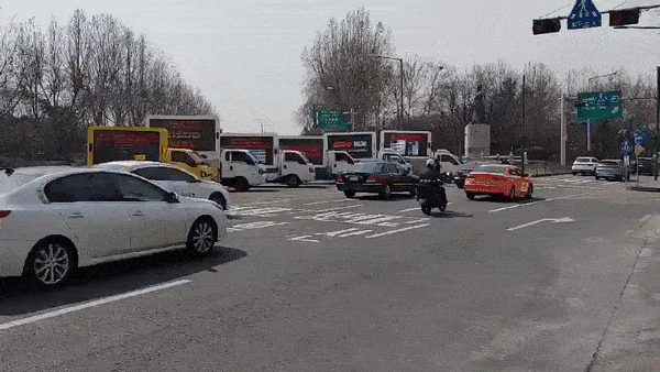 Nói là làm, fan Jisoo gửi luôn 6 xe tải tới trụ sở YG đòi công lý-1