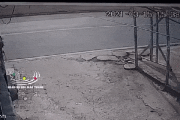 Clip: Nhóm côn đồ dùng tuýp sắt phang mưa đòn vào tài xế xe khách-2