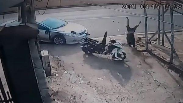 Clip: Thanh niên bị ô tô đâm bay vào cột điện, nằm bất động-3