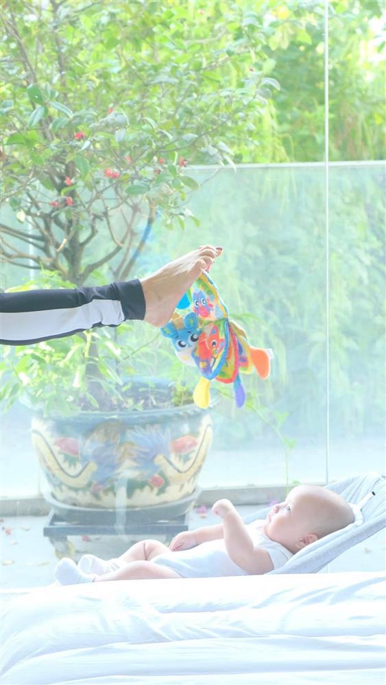 Cảnh bà ngoại 64 tuổi chăm cặp song sinh của Hà Hồ-3