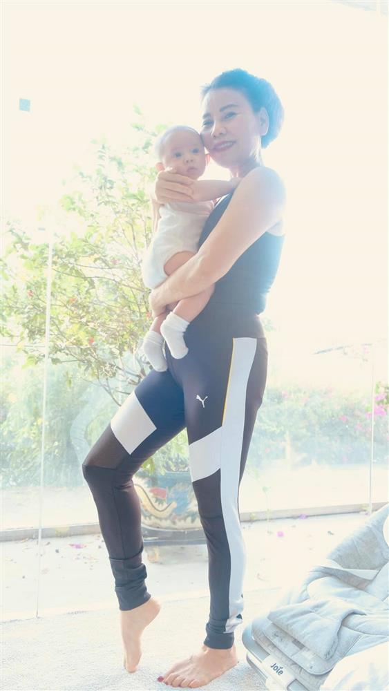 Cảnh bà ngoại 64 tuổi chăm cặp song sinh của Hà Hồ-4