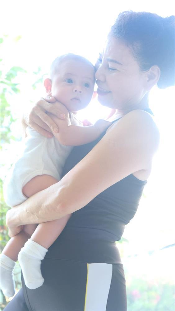 Cảnh bà ngoại 64 tuổi chăm cặp song sinh của Hà Hồ-5