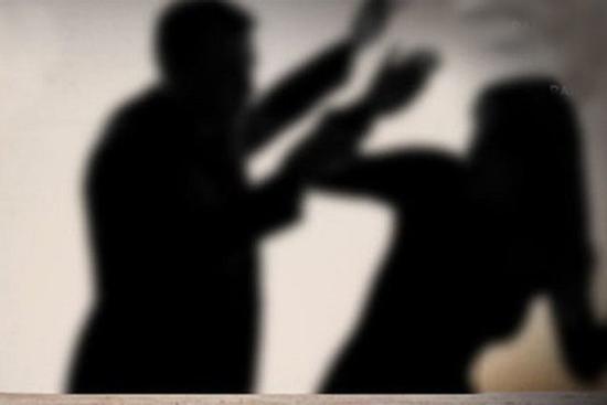 Học hành áp lực, con trai 30 tuổi đánh đập mẹ ruột nhiều năm