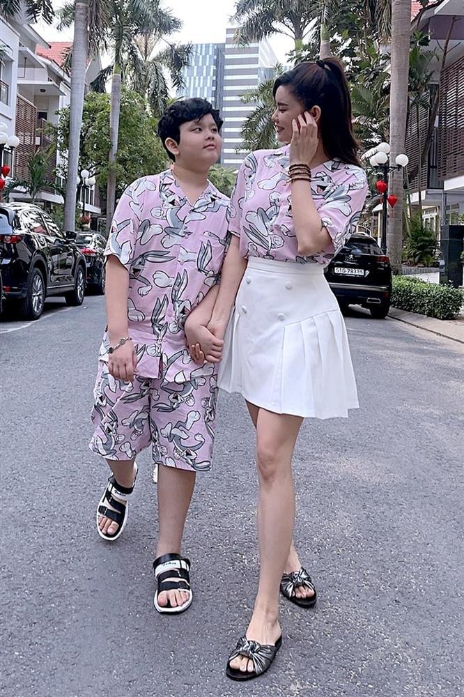 Trương Quỳnh Anh gian lận, cải trang cho con dưới 13 đi xem Bố Già-3