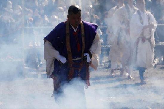 Nghi lễ đi chân trần trên than hồng ở Nhật Bản