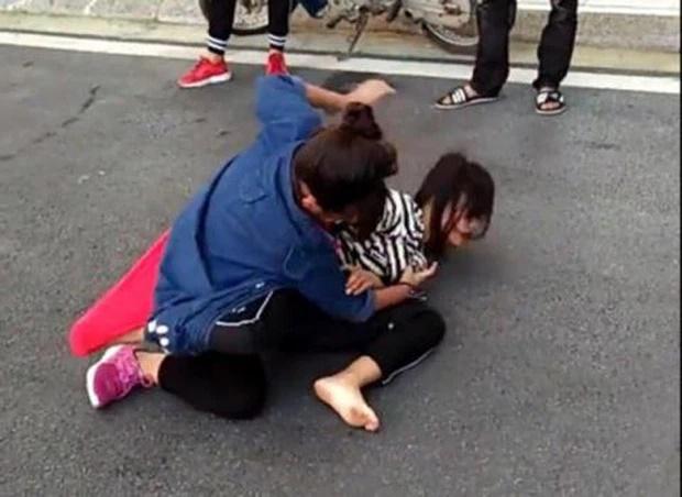 Hà Nội: Bị gia đình mắng vì đánh nhau và lột áo bạn cùng khối, nữ sinh bỏ nhà đi-1