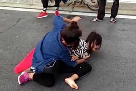 Hà Nội: Bị gia đình mắng vì đánh nhau và lột áo bạn cùng khối, nữ sinh bỏ nhà đi