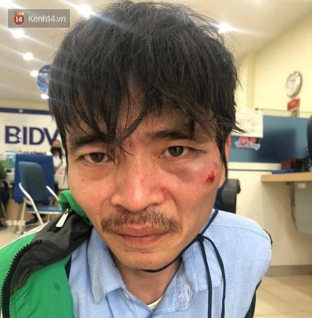 Khởi tố đối tượng mặc áo Grab, cầm súng và mìn giả cướp ngân hàng ở Hà Nội-1